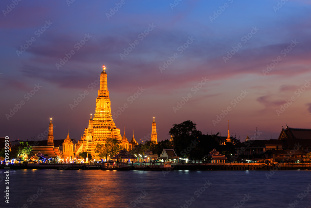 Wat arun (temple of dawn) at twilight, bangkok, thailand
