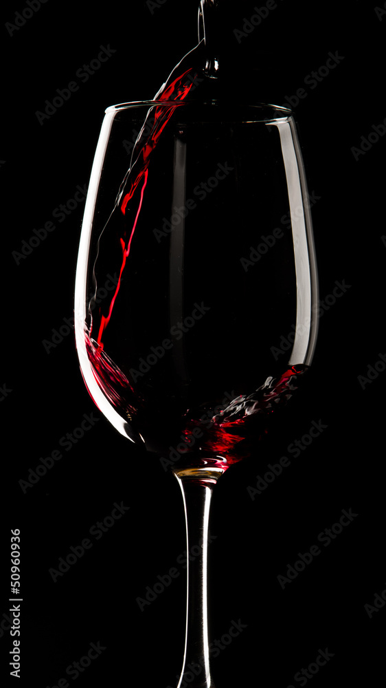 Copa de vino tinto sirviendo sobre fondo negro con reflejo. Stock 写真 |  Adobe Stock