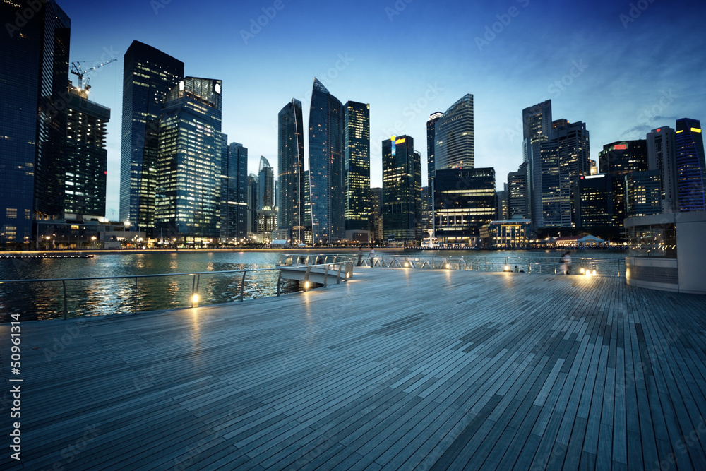 Naklejka premium Miasto Singapur w czasie zachodu słońca