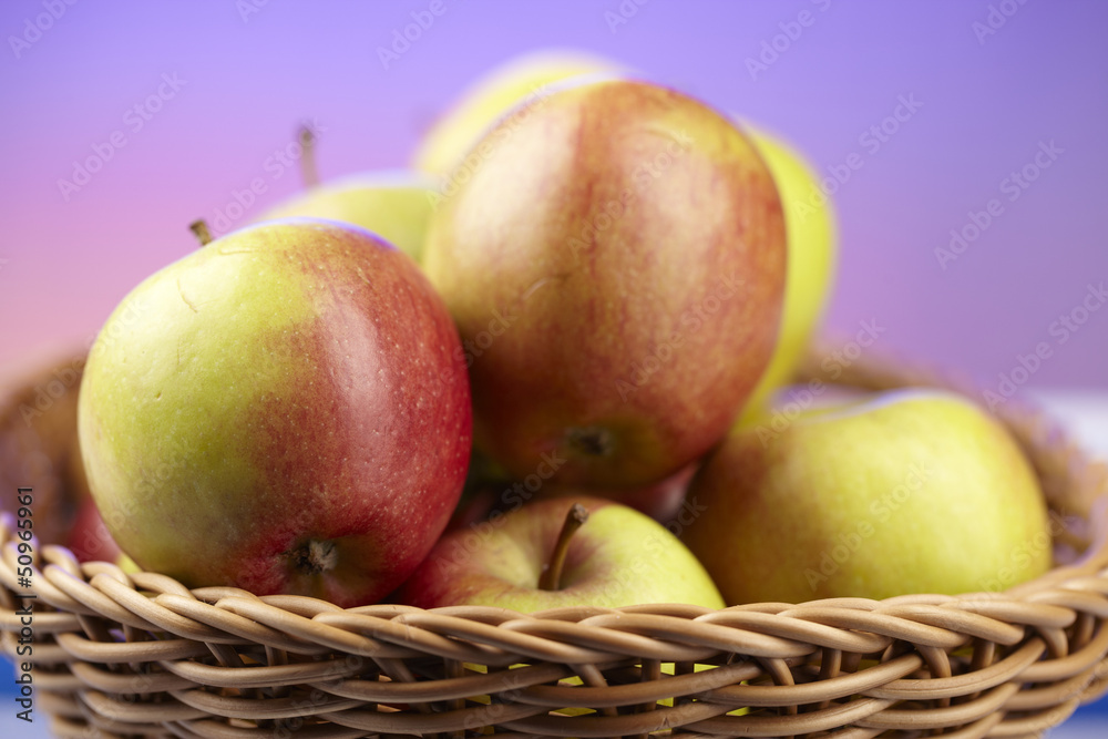 Korb mit Äpfeln Korb mit Äpfeln
