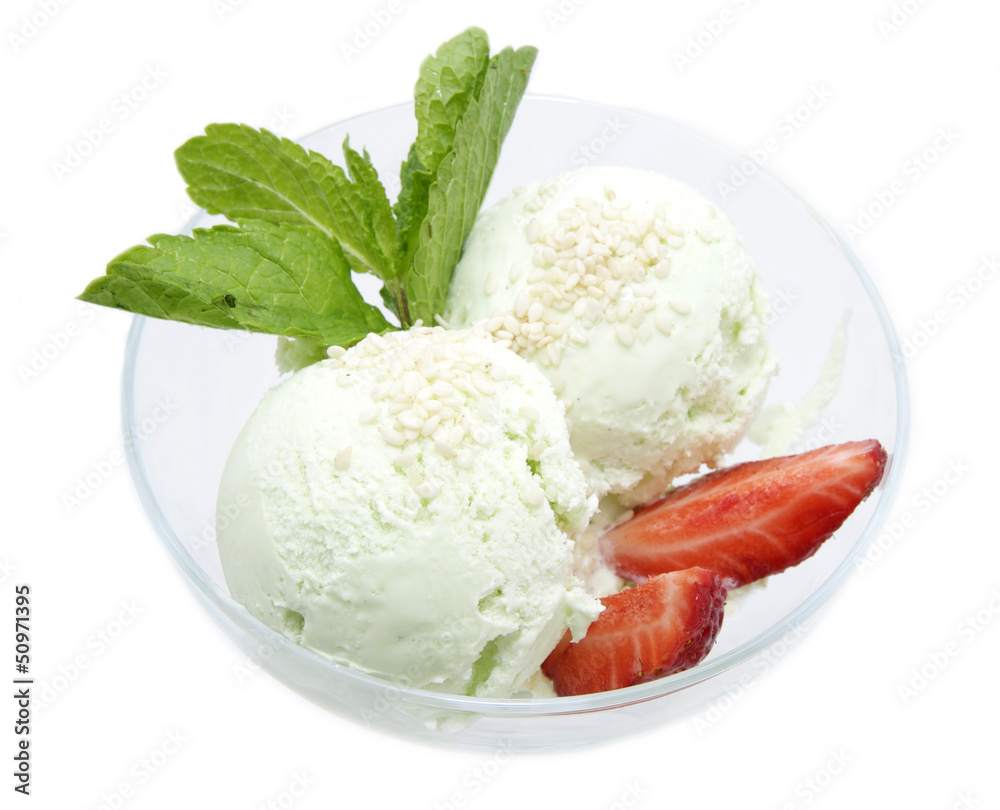 Ванильное мороженое с клубникой и мятой
