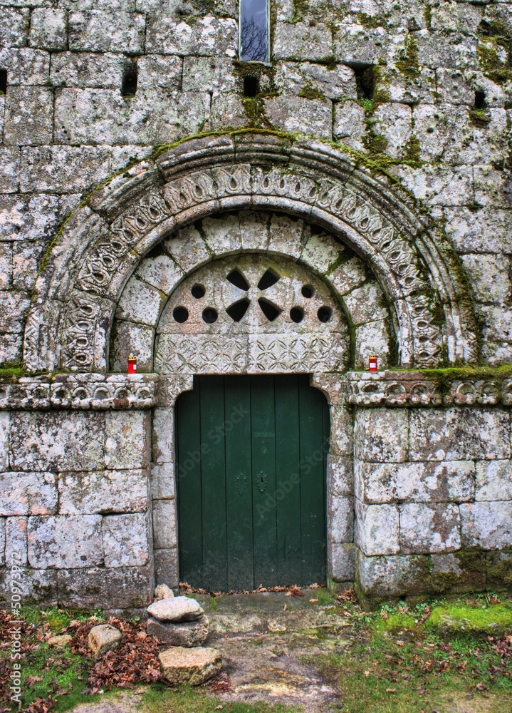 Portal românico do mosteiro de Pitões das Júnias