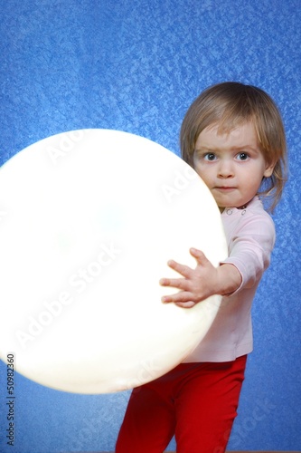 Obraz na płótnie Child with ball, portrait on a blue background w salonie