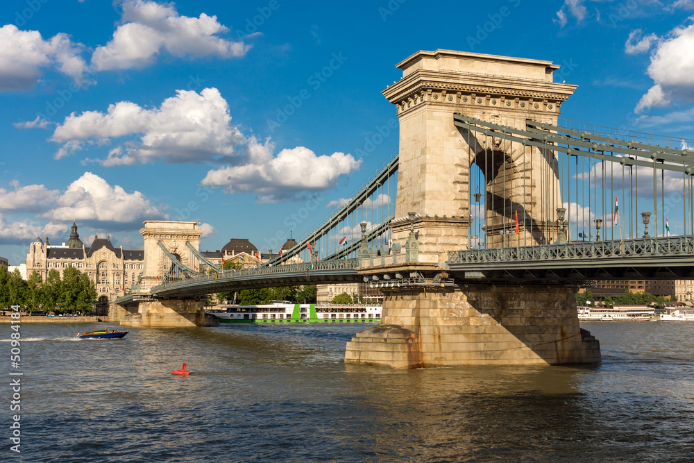 Obraz premium The Chain Bridge in Budapest under a blue cloudy sky