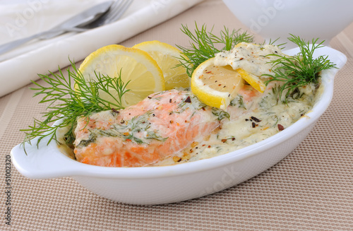 Bild auf Leinwand Salmon with cream and lemon sauce