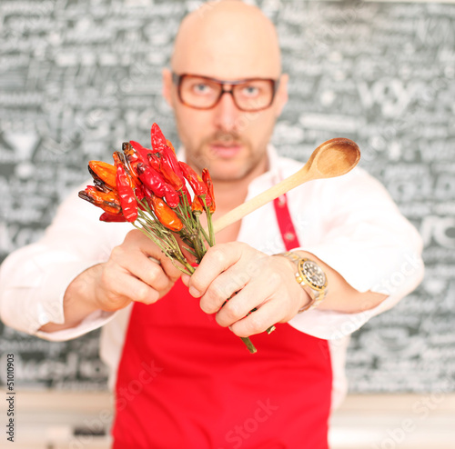 mann mit chilli und löffel photo