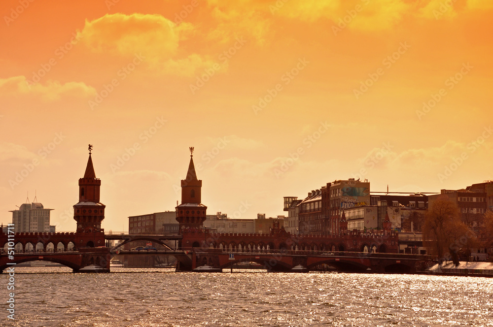 Fototapeta premium Berlin - most Oberbaum na Szprewie