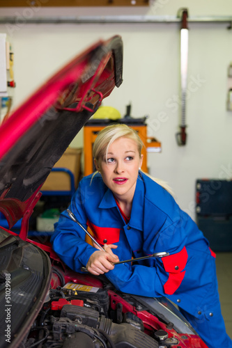 Frau als Mechaniker in Auto Werkstatt