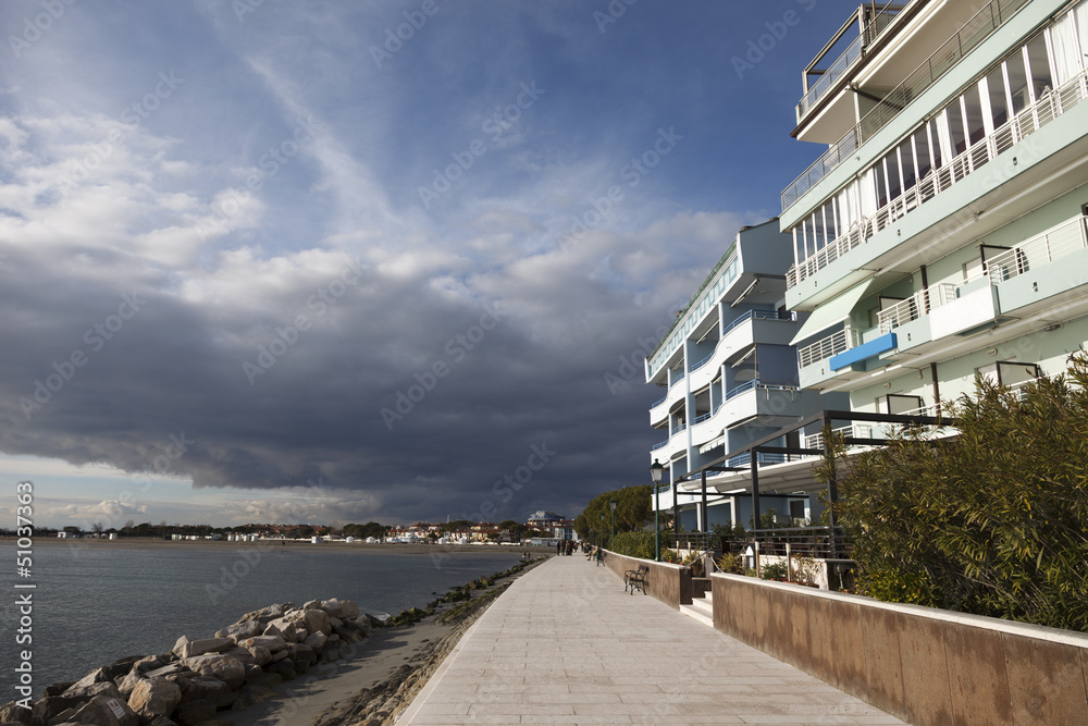 Obraz premium Nubi temporalesche sul lungomare di Grado,
