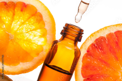 Essential oil with orange_Olio essenziale con fetta di arancio photo