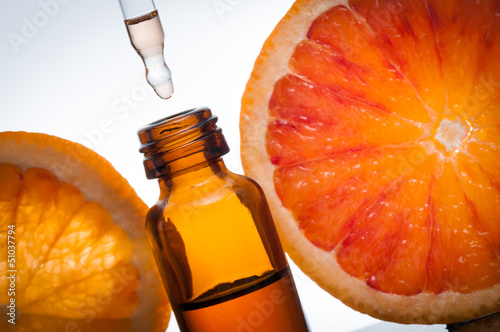 Essential oil with orange_Olio essenziale con fetta di arancio photo
