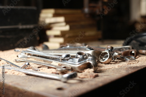 Schraubenschlüssel mit Sägespänen auf Werkbank