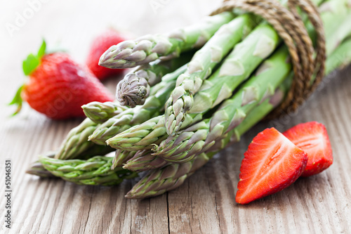 Spargel und Erdbeeren