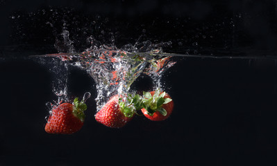 Deken met foto Opspattend water Tre fragole splash su sfondo nero  © Diego Barbieri