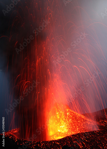 Vulkanausbruch, Eruption mit Magma und Asche #51048960
