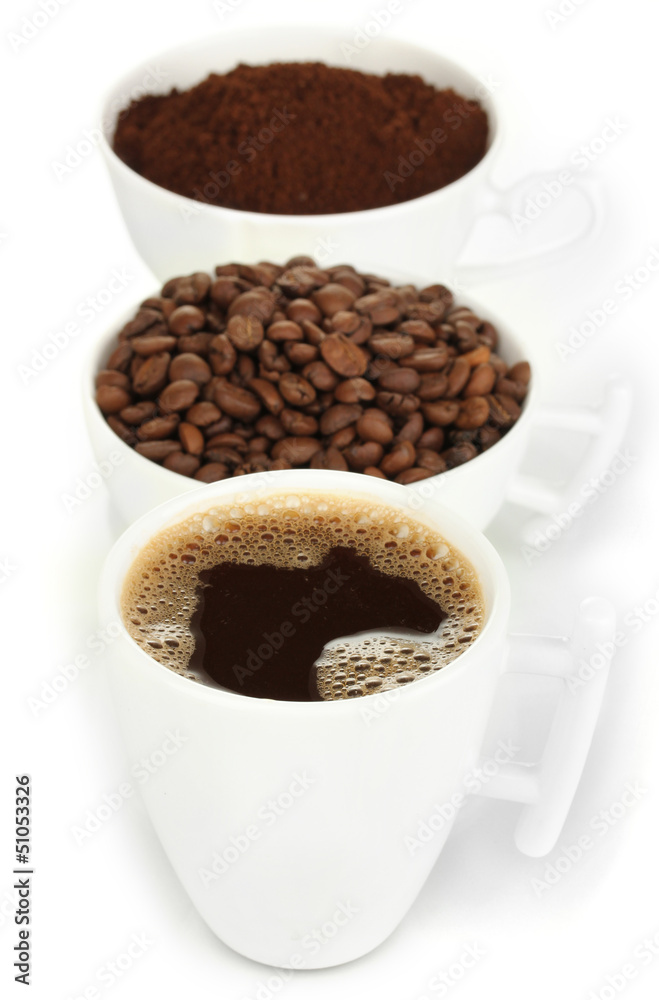 Obraz premium Different types of coffee in three cups isolated on white
