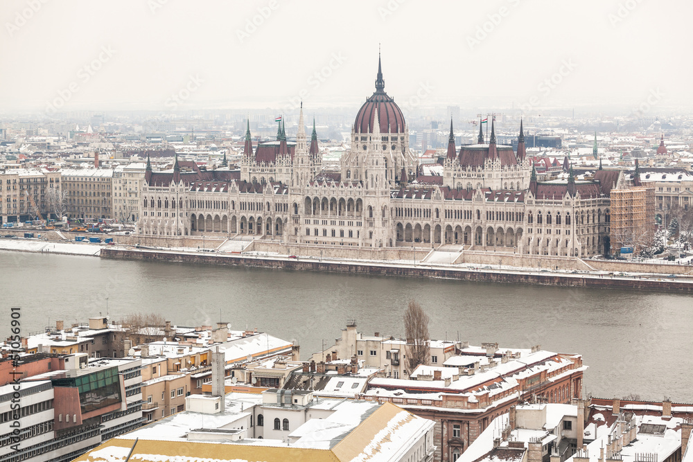 Obraz premium Danube and Parliament Building in Budapest