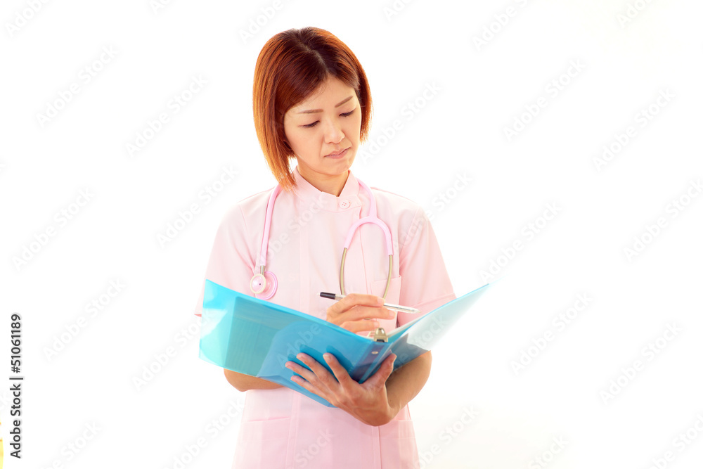 真剣な表情の女医 真剣な表情の女医