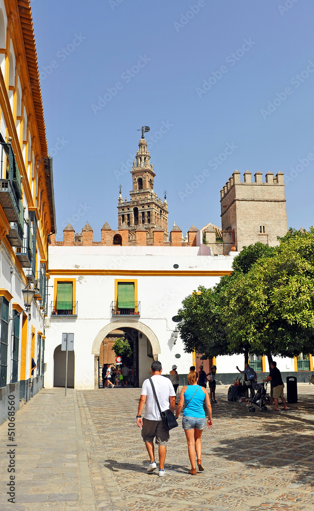 Pareja de turistas en el Patio de Banderas de Sevilla