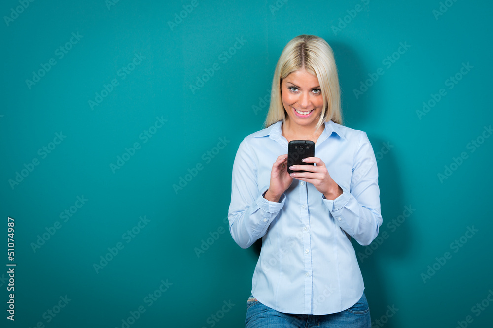 junge frau liest mit freude eine sms junge frau liest mit freude eine sms