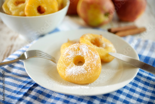 Mit Puderzucker bestäubte gebackene Apfelringe