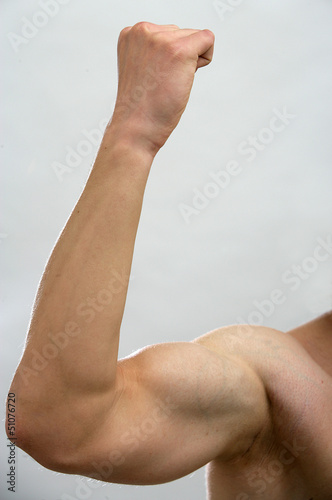 Muskuloeser Arm eines durchtrainierten Sportlers