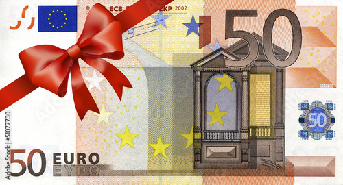 50 Euroschein mit rotem Band und Schleife