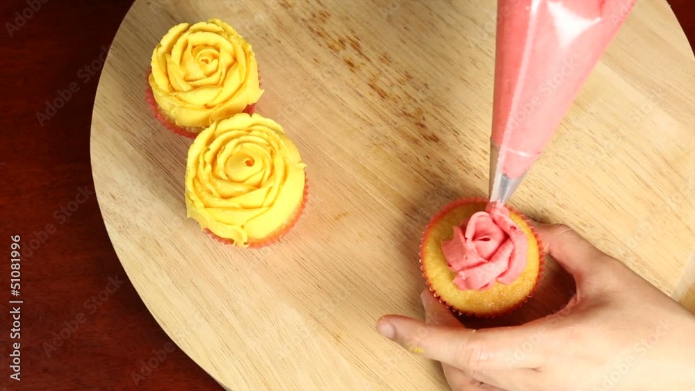 Decorating Cupcakes Decorating Cupcakes