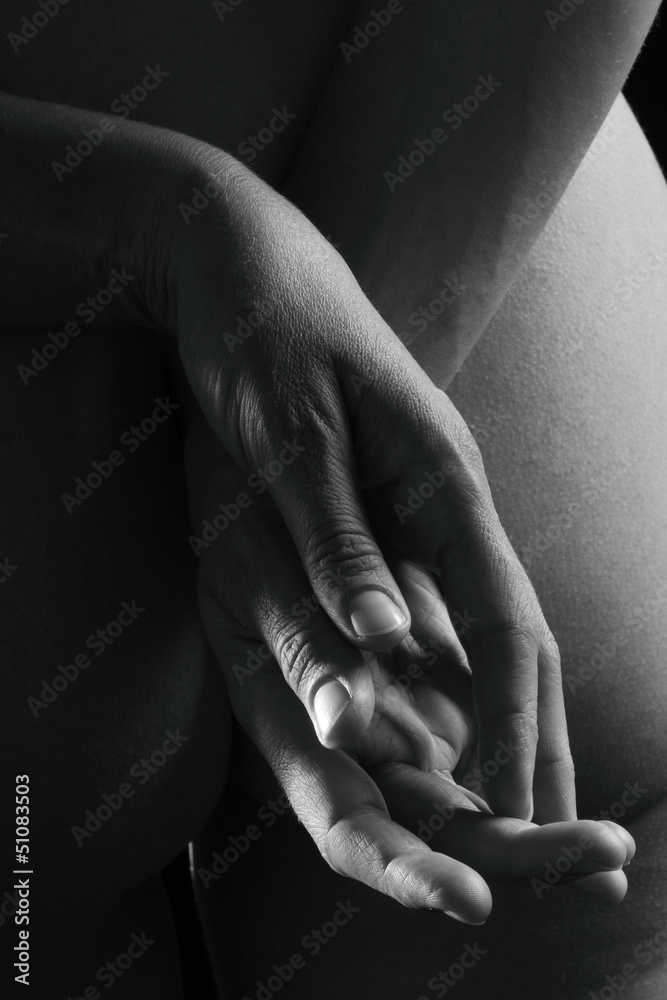 Naklejka premium artystyczne kobiety nago czarno-białe ręce