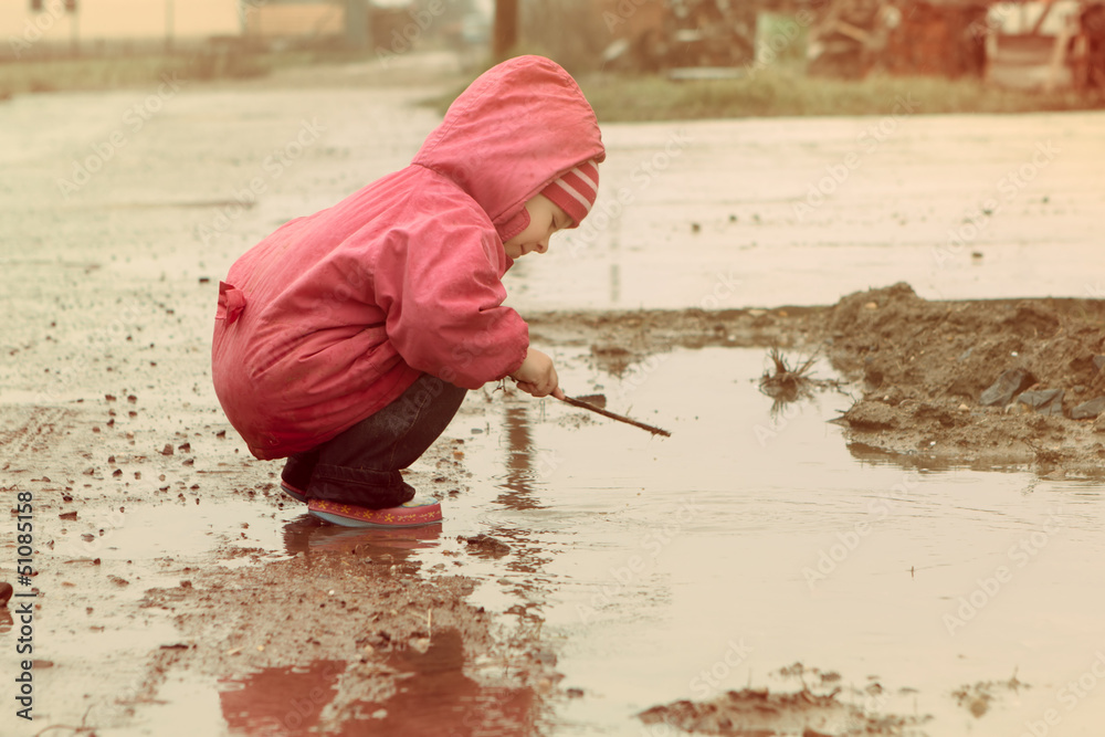 Αυτοκόλλητο little girl playing in the puddle