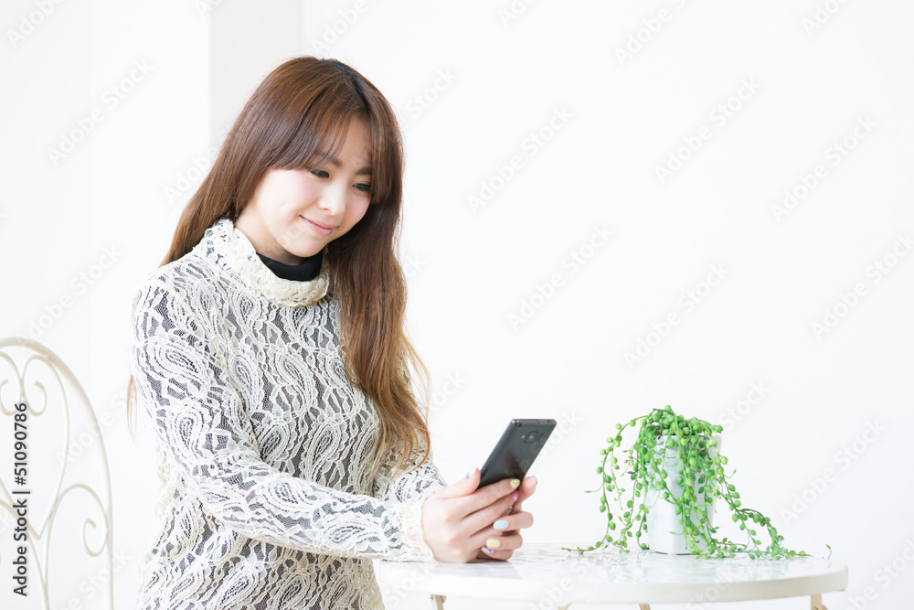 スマートフォンを見る女性