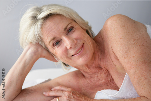 Canvas-taulu Retired woman at the spa