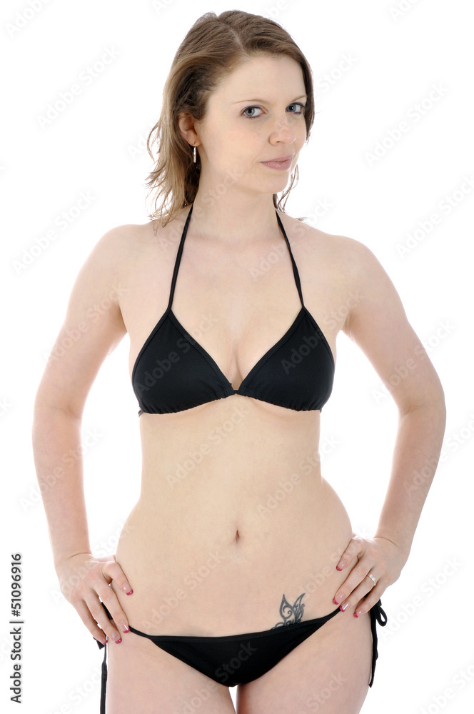 Junge Frau in schwarzem Bikini