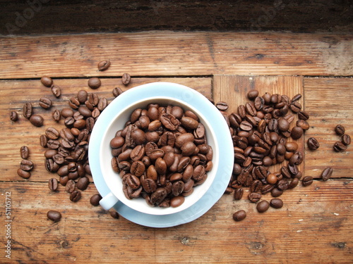 Kaffee mit Kaffeebohnen und kleiner Tasse