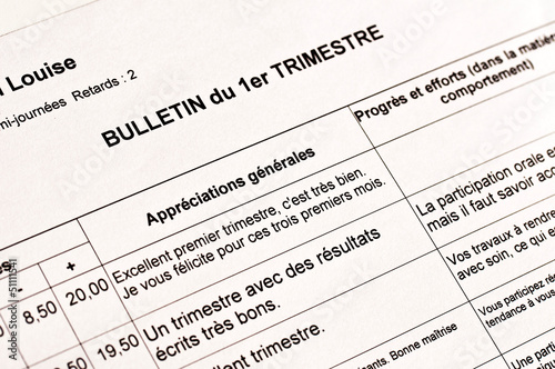 Bulletin scolaire d'un élève français au collège, bonnes notes, scolarité et éducation en France photo