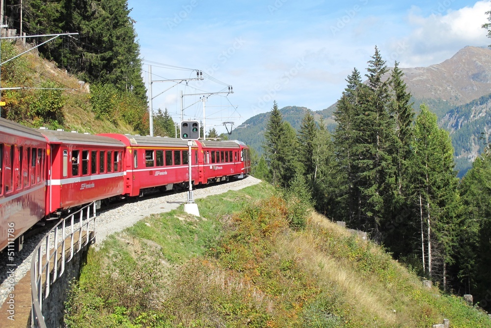 Obraz premium czerwony pociąg wokół pięknych szwajcarskich gór 19