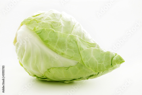 Spitzkohl auf weißer Flaeche