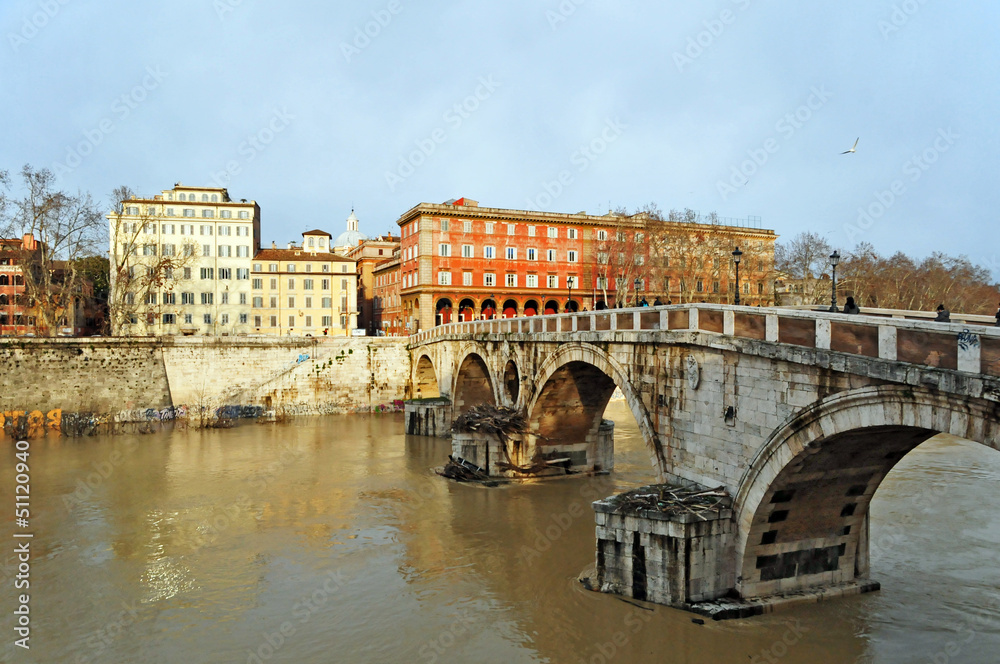 Roma, la piena del Tevere a Ponte Sisto