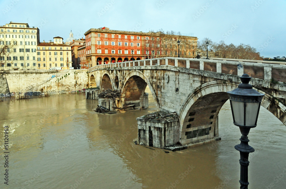 Roma, la piena del Tevere a Ponte Sisto