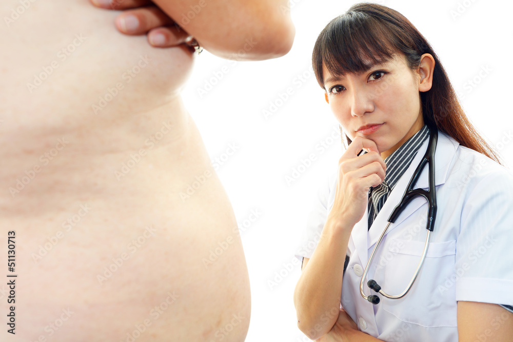 肥満男性の心配をする女医