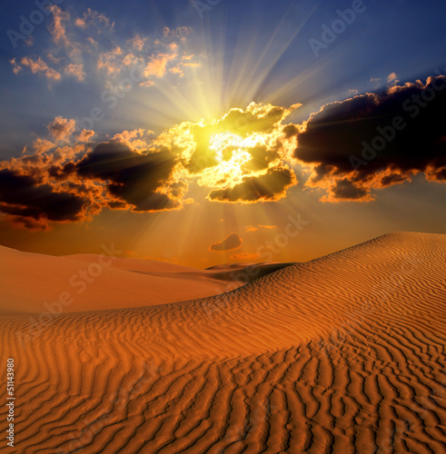 Naklejka dramatyczny krajobraz suset w pustyni