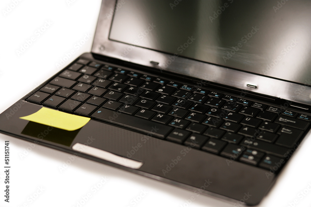 Laptop mit Post It Zettel