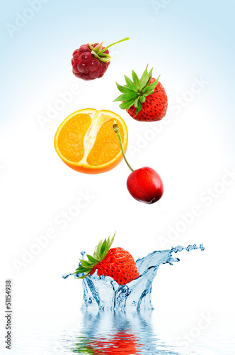 Fototapeta Naklejka Na Ścianę i Meble -  Fruit falling in water