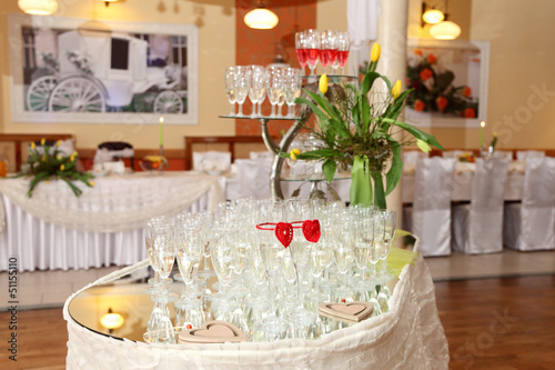 Stół z szampanem na luksusowym przyjęciu weselnym.