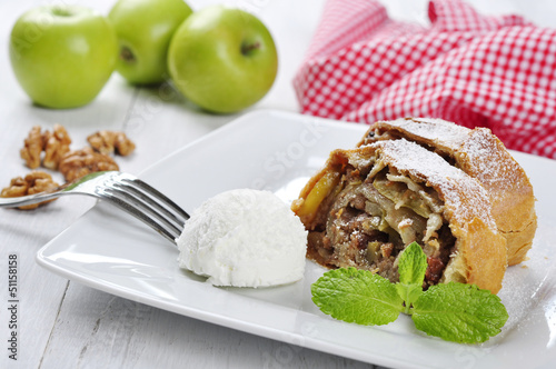 apple strudel photo