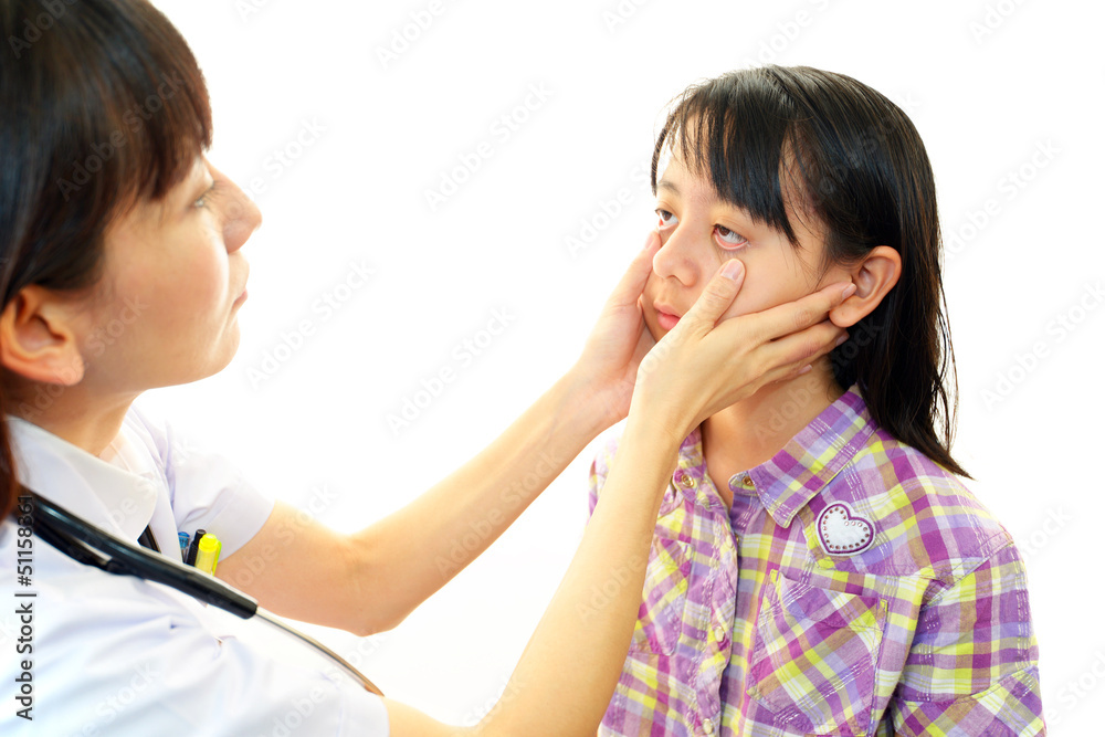 患児を聴診中の女医
