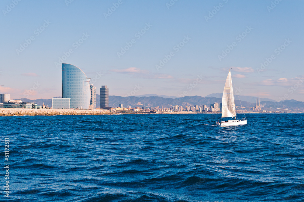 Obraz premium Sailing in Barcelona with the city in the background