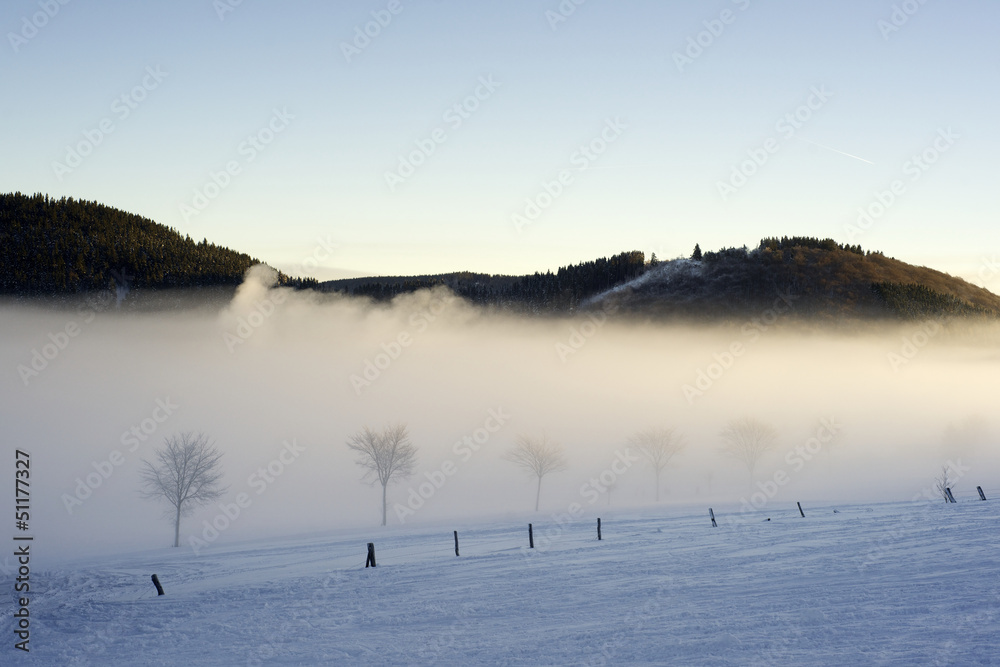 Aufsteigender Nebel im Skigebiet