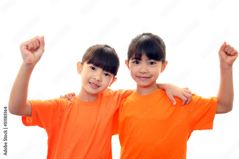 肩を組み微笑む二人の女の子 肩を組み微笑む二人の女の子