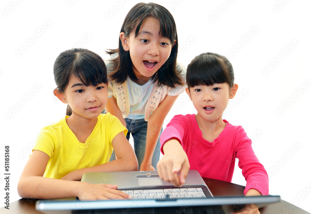 パソコンを楽しむ3人の女の子 パソコンを楽しむ3人の女の子